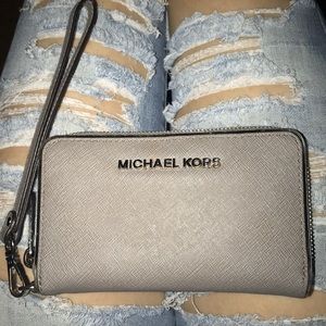 Michael Kors Wallet / Wristlet ✨